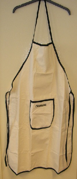 LOT D'ARTICLES DESTINÉS AU CAMPING (BARBECUE) OU À LA CUISINE COMPRENANT UN TABLIER, UN GANT DE CUISINE ET UNE PAIRE DE SALIÈRE ET POIVRIÈRE. CES ARTICLES SONT CONDITIONNÉS ENSEMBLE DANS UN EMBALLAGE CARTONNÉ POUR LA VENTE AU DÉTAIL, MAIS FONT L'OBJET D'UN CLASSEMENT SÉPARÉ.
CE RTC REPREND UNIQUEMENT LE TABLIER DE PROTECTION.

LE TABLIER EST CONFECTIONNÉ EN TISSU DE COTON ÉCRU ET DESCEND JUSQU'AUX GENOUX. IL COMPORTE UNE BAVETTE ET UNE POCHE VENTRALE SUR LE DEVANT SUR LAQUELLE EST IMPRIMÉ UN LOGO PUBLICITAIRE.
 
EN OUTRE, CE TABLIER EST BORDÉ SUR TOUT LE POURTOUR D'UN BIAIS DE COULEUR CONTRASTÉE QUI SE PROLONGE AU NIVEAU DU COU POUR FORMER UNE BRETELLE ET QUI SE PROLONGE À LA TAILLE PAR DEUX LIENS À NOUER.


LES AUTRES ARTICLES SONT REPRIS DANS LES RTC FR-E4-2007-002389-02 ET FR-E4-2007-002389-03.