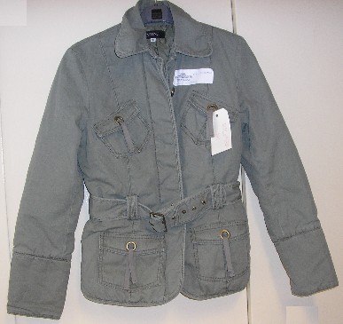 VESTE POUR FEMMES, CONFECTIONNÉE EN TISSU DE COTON (100% COTON), TEINTE UNIFORMÉMENT, CONSTITUÉE DE QUATRE PANNEAUX FRONTAUX ET DE QUATRE PANNEAUX DORSAUX COUSUS ENSEMBLE DANS LE SENS DE LA LONGUEUR, DESCENDANT JUSQU'À L'ENTREJAMBE. 

CETTE VESTE PRÉSENTE UN COL, UNE OUVERTURE COMPLÈTE SUR LE DEVANT SE FERMANT CÔTÉ DROIT SUR CÔTÉ GAUCHE PAR DES BOUTONS, UNE DOUBLURE MATELASSÉE, DES MANCHES LONGUES SE RESSERRANT À LEUR EXTRÉMITÉ, UNE CEINTURE À LA TAILLE, DEUX POCHES DE POITRINE AVEC RABAT, DEUX POCHES LATÉRALES PLAQUÉES SOUS LA TAILLE ET UNE FENTE MÉDIANE DANS LE DOS.