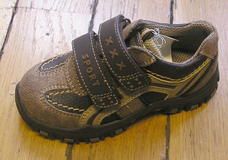 CHAUSSURE POUR ENFANT, TYPE ENTRAINEMENT, NE RECOUVRANT PAS LA CHEVILLE, AVEC UN DESSUS MAJORITAIREMENT EN MATIÈRE PLASTIQUE COMPORTANT DES PARTIES EN MATIÈRE TEXTILE, AVEC UNE SEMELLE EXTÉRIEURE EN CAOUTCHOUC, AVEC UNE SEMELLE INTÉRIEURE D'UNE LONGUEUR INFÉRIEURE À 24 CM, AVEC UNE LANGUETTE, AVEC DEUX LANIÈRES MUNIES DE BANDES VELCRO SUR LE DESSUS POUR UNE BONNE FIXATION.
LA SEMELLE NE COMPORTE PAS DE TECHNOLOGIE SPÉCIALE.