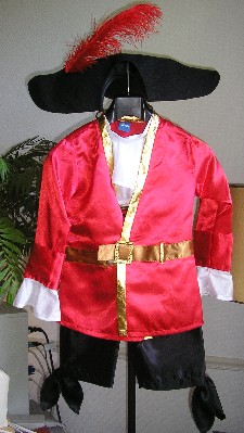 ASSORTIMENT DE CINQ ARTICLES DE DEGUISEMENT (PANOPLIE CAPTAIN HOOK) PRESENTES DANS UN MÊME EMBALLAGE POUR LA VENTE AU DETAIL, COMPRENANT UNE VESTE - UN PANTALON – UN COUVRE-CHEF – UNE EPEE – UN CROCHET.

CES ARTICLES FONT L’OBJET D’UN CLASSEMENT SEPARE.

- VETEMENT POUR ENFANT, GENRE VESTE, EN TISSU SATINE DE FIBRES SYNTHETIQUES 100% POLYESTER, DESTINE A COUVRIR LA PARTIE SUPERIEURE DU CORPS, DESCENDANT JUSQU’AUX HANCHES, AVEC UN JABOT MAINTENU A LA VESTE A L’AIDE D’UN VELCRO, AVEC UNE OUVERTURE COMPLETE SUR LE DEVANT SE FERMANT GAUCHE SUR DROITE A L’AIDE D’UN VELCRO, AVEC DES MANCHES LONGUES MUNIES A LEURS EXTREMITES D’UN REVERS ET D’UN VOLANT, AVEC UN ELASTIQUE DANS LE DOS AU NIVEAU DE LA TAILLE, AVEC UNE FAUSSE CEINTURE ET UNE BOUCLE SUR LE DEVANT, AVEC UN GALON DE COULEUR OR SUR LES PANNEAUX DU DEVANT.

LE PANTALON : FR-E4-2007-002444-02.
LE COUVRE CHEF: FR-E4-2007-002444-03
L’EPEE : FR-E4-2007-002444-04
LE CROCHET : FR-E4-2007-002444-05