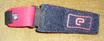 ARTICLE NOMME BANDE PATELLAIRE CONFECTIONNE A PARTIR D’UNE COUCHE DE CAOUTCHOUC NÉOPRÈNE RECOUVERTE SUR LES DEUX FACES D'UNE ÉTOFFE DE BONNETERIE DE FIBRES SYNTHÉTIQUES (85% NEOPRENE – 15% POLYAMIDE), IL SE PRESENTE SOUS LA FORME D’UN BANDAGE, DESTINE A ETRE PORTE AUX GENOUX LORS D’UNE EPREUVE SPORTIVE SE FERMANT PAR VELCRO A L’AIDE D’UNE LANIERE PASSANT DANS UNE BOUCLE EN MATIERE PLASTIQUE. CE BANDAGE PRESENTE A L’INTERIEUR UNE PARTIE REMBOURREE.