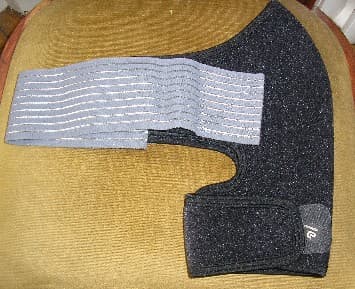 ARTICLE CONFECTIONNE A PARTIR D’UNR COUCHE DE CAOUTCHOUC NÉOPRÈNE RECOUVERTE SUR LES DEUX FACES D'UNE ÉTOFFE DE BONNETERIE DE FIBRES SYNTHÉTIQUES (70% NEOPRENE – 6% COTON – 12% POLYESTER), IL SE PRESENTE SOUS LA FORME D’UNE PROTECTION POUR EPAULE DOTEE D’UNE LARGE BANDE ELASTIQUEE SE FERMANT ET SE RESSERRANT A L’AIDE DE VELCRO.

LORS DU PORT DE CETTE PROTECTION, LA BANDE ELASTIQUEE RESSERRANTE PERMET A L’EPAULE UNE FONCTION DE SOUTIEN STABLE.