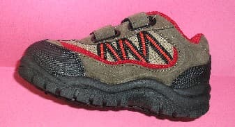 CHAUSSURE D’ENTRAINEMENT POUR ENFANT CONCUE POUR L’ACTIVITE SPORTIVE, NE COUVRANT PAS LA CHEVILLE, AVEC UNE SEMELLE EXTERIEURE ANTIDERAPANTE SCULPTEE EN MATIERE PLASTIQUE, AVEC UN DESSUS EN MATIERE TEXTILE (75%) ET MATIERE PLASTIQUE (25%), AVEC UNE OUVERTURE SUR LE DESSUS SE FERMANT A L’AIDE DE DEUX LANIERES DOTEES DE VELCRO, AVEC UNE LANGUETTE EN MATIERE TEXTILE REMBOURREE, AVEC UNE DOUBLURE INTERNE EN MATIERE TEXTILE COUVRANT LE TALON, AVEC UNE SEMELLE INTERNE AMOVIBLE MESURANT 16,8 CM, AVEC UN LOGO PUBLICITAIRE SUR LA LANGUETTE.

CETTE CHAUSSURE N’EST PAS DOTEE D’UNE SEMELLE A TECHNOLOGIE