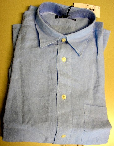 CHEMISE POUR HOMMES CONFECTIONNÉE EN TISSU 100%  LIN, COMPORTANT UN COL, DES MANCHES LONGUES MUNIES DE POIGNETS BOUTONNÉS, UNE OUVERTURE COMPLÈTE SUR LE DEVANT SE FERMANT GAUCHE SUR DROITE AU MOYEN DE BOUTONS EN MATIÈRE PLASTIQUE, UNE POCHE PLAQUÉE SUR LA POITRINE CÔTÉ GAUCHE ET UN OURLET À LA BASE. 

CETTE CHEMISE EST CONDITIONNÉE POUR LA VENTE AU DÉTAIL ACCOMPAGNÉE D'UNE HOUSSE PROTECTRICE EN TISSU QUI FAIT L'OBJET D'UN CLASSEMENT SÉPARÉ (CF RTC N°FR-E4-2007-002547-02).