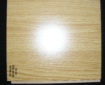 REVETEMENT DE SOL D'UNE EPAISSEUR DE 7 A 8 MM SE COMPOSANT DE LA MANIERE SUIVANTE : 

- LA SURFACE EST UNE FEUILLE DE CELLULOSE AVEC DES REPRODUCTIONS IMITANT LE BOIS OU DES DECORS DE DIFFERENTES COULEURS, IMPREGNEE DE RESINE. CETTE FEUILLE EST REVETUE D’UNE COUCHE SUPERFICIELLE DE PROTECTION (OVERLAY) CONTENANT DES PARTICULES DE CORINDON ; 

- UNE AME EN PANNEAU DE FIBRES DE DENSITE 0.870 G/CM3, OBTENU PAR PROCESSUS DE PRESSAGE A SEC (PANNEAU MDF) ; CETTE AME EST LANGUETEE ET RAINEE ; 

- LA BASE EST UNE FEUILLE DE CELLULOSE IMPREGNEE DE MELAMINE ET DE RESINE.