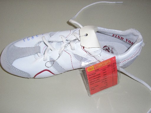 CHAUSSURE DE LOISIRS, POUR ENFANTS, NON RECONNAISSABLE COMME ETANT POUR GARCONS OU POUR FILLES, DONT LE DESSUS EST EN CUIR, AVEC UNE LANGUETTE ET POUR FERMETURE DES LACETS ELASTIQUES ET UNE BANDE VELCRO, LA SEMELLE EXTERIEURE EST EN CAOUTCHOUC ET PRESENTE DES MOTIFS, AVEC UN RENFORT A LA POINTE ET AU TALON DE LA CHAUSSURE, LA SEMELLE INTERIEURE MESURE MOINS DE 24 CM, CETTE CHAUSSURE NE PEUT ETRE CONSIDEREE COMME ETANT A TECHNOLOGIE SPECIALE.