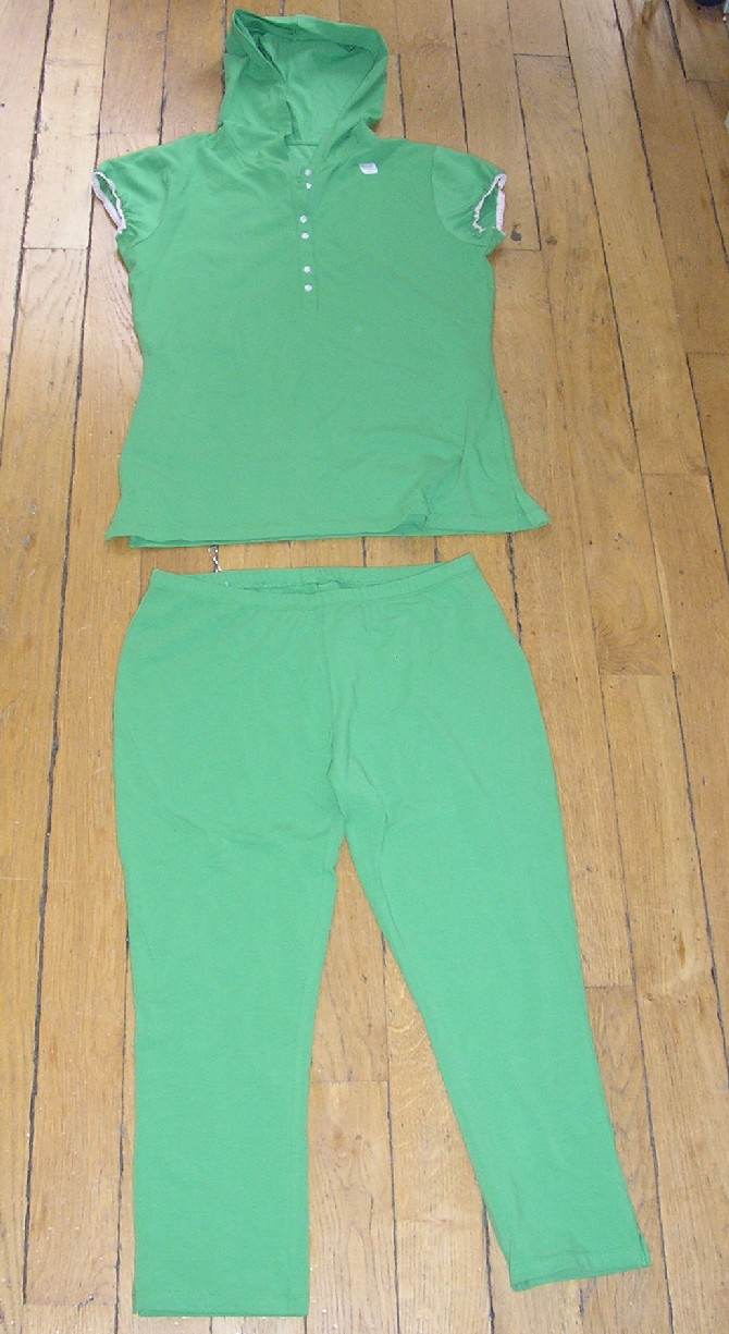 ENSEMBLE POUR FEMMES EN ÉTOFFE DE BONNETERIE MAJORITAIREMENT DE COTON (95%  COTON ET 5% ÉLASTHANNE ), CONSTITUÉ DE DEUX VÊTEMENTS CONFECTIONNÉS DANS UNE ÉTOFFE DE MÊME STRUCTURE, MÊME COULEUR ET MÊME COMPOSITION, ET DANS DES TAILLES COMPATIBLES. IL COMPREND:

- UN PANTALON DESCENDANT JUSQU'À MI-MOLLETS EN ENVELOPPANT SÉPARÉMENT CHAQUE JAMBE, SANS OUVERTURE, AVEC UNE BANDE ÉLASTIQUÉE À LA TAILLE, AVEC UN OURLET À LA BASE. 

- UN VÊTEMENT DESTINÉ À RECOUVRIR LA PARTIE SUPÉRIEURE DU CORPS, TYPE BLOUSE, DESCENDANT JUSQU'AUX HANCHES, AVEC UN CAPUCHON, AVEC DES MANCHES TRÈS COURTES BORDÉES D'UNE BANDE ÉLASTIQUÉE, AVEC UNE OUVERTURE PARTIELLE SUR LE DEVANT SE FERMANT DROITE SUR GAUCHE AU MOYEN DE BOUTONS, AVEC UN OURLET À LA BASE.