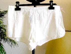 PETIT SHORT D’INTERIEUR POUR FEMME, EN TISSU AJOURE DE COTON (100% COTON), AVEC UN ELASTIQUE A LA TAILLE DANS LE DOS, AVEC UNE BANDE RAJOUTEE A LA TAILLE SUR LE DEVANT, SANS OUVERTURE SUR LE DEVANT, AVEC UNE PETITES FENTES DE CHAQUE COTE DE FORME ARRONDIE, SANS FOND INTERNE A L’ENTREJAMBE, AVEC UN OURLET A LA BASE.