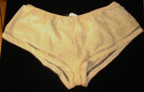 CULOTTE POUR FEMMES, FORME SHORTY, CONFECTIONNÉE EN TISSU MAJORITAIREMENT DE COTON (60% COTON - 40% ÉLASTHANNE), TEINTE UNIFORMÉMENT, COMPORTANT UN BORD ÉLASTIQUE À LA TAILLE, UNE DOUBLURE À L'ENTREJAMBE ET UN GALON DE TULLE RAPPORTÉ AU NIVEAU DES ÉCHANCRURES DES JAMBES.