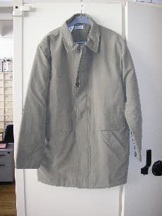 VETEMENT DESTINE A RECOUVRIR LA PARTIE SUPERIEURE DU CORPS, GENRE CABAN, POUR HOMMES, D'UN POIDS DE 660 GR, EN TISSU 85% POLYESTER ET 15% POLYAMIDE, COMPORTANT UN COL CHEMISIER, UNE OUVERTURE COMPLETE SUR LE DEVANT AU MILIEU AVEC FERMETURE A GLISSIERE, PATTE DE PROTECTION ET BOUTONS SE FERMANT DE GAUCHE SUR DROITE, DES MANCHES LONGUES SE TERMINANT PAR DES POIGNETS REGLABLES PAR UNE FENTE AVEC DEUX BOUTONS, ET UN OURLET, UNE GRANDE POCHE AVEC RABAT ET BOUTONS ET UNE POCHE EN BIAIS DE CHAQUE COTE DU VETEMENT SOUS LA TAILLE, LA BASE DU VETEMENT EST OURLEE AVEC UNE FENTE AVEC BOUTON AU MILIEU DU DOS, ENTIEREMENT OUATINE ET DOUBLE 100% POLYESTER.