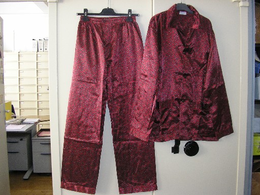 VETEMENT DE NUIT, DESTINE A RECOUVRIR LE CORPS, GENRE PYJAMA, POUR HOMMES, EN TISSU 83% POLYESTER ET 17% COTON, ASPECT SATIN CACHEMIRE, COMPORTANT:

-UNE VESTE AVEC UN COL CHEMISIER, UNE OUVERTURE COMPLETE SUR LE DEVANT AU MILIEU AVEC BOUTONS SE FERMANT DE GAUCHE SUR DROITE, DES MANCHES LONGUES DONT LES EXTREMITES SE TERMINENT PAR UN REVERS, UNE POCHE POITRINE COTE GAUCHE ET UNE GRANDE POCHE DE CHAQUE COTE DU VETEMENT AU NIVEAU DES HANCHES, LA BASE DU VETEMENT SE TERMINE PAR UN OURLET, DECORATION LISIERE EN BORDURE DU COL, DU REVERS DES MANCHES ET DU REVERS DES POCHES.

-UN PANTALON AVEC UNE TAILLE ELASTIQUEE ET UN BOUTON SE FERMANT DE GAUCHE SUR DROITE, UNE BRAGUETTE AVEC DES BOUTONS SE FERMANT DE GAUCHE SUR DROITE ET UNE PATTE DE PROTECTION, LA BASE DES JAMBES SE TERMINE PAR UN REVERS.