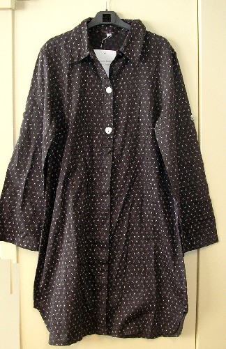 CHEMISE DE NUIT POUR FEMMES, DE TYPE LIQUETTE, LÉGÈRE ET AMPLE, CONFECTIONNÉE EN TISSU DE COTON IMPRIMÉ, DE COUPE DROITE, AVEC UNE BASE ARRONDIE ET DESTINÉE À RECOUVRIR LES PARTIES SUPÉRIEURE ET INFÉRIEURE DU CORPS JUSQU'AU-DESSUS DES GENOUX (LONGUEUR DU DOS : ENVIRON 91 CM POUR UN TAILLE M).

CE VÊTEMENT PRÉSENTE UN COL À REVERS, DES MANCHES LONGUES OURLÉES À LEUR EXTRÉMITÉ ET POUVANT ÊTRE RETROUSSÉES AU MOYEN D'UNE PATTE BOUTONNÉE, UNE OUVERTURE COMPLÈTE SUR LE DEVANT SE FERMANT DROITE SUR GAUCHE PAR DES BOUTONS ET UN OURLET À LA BASE.