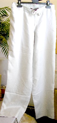 PANTALON, DE FACTURE AMPLE, EN TISSU DE SOIE (100% SOIE), ENVELOPPANT CHAQUE JAMBE SEPAREMENT ET DESCENDANT JUSQU’AUX CHEVILLES, AVEC UNE BANDE ELASTIQUEE DANS LE DOS, AVEC UNE BANDE RAJOUTEE LE DEVANT DOTE D’UN CORDON COULISSANT RESSERRANT SE NOUANT SUR LE DEVANT, SANS OUVERTURE SUR LE DEVANT, AVEC UN OURLET A LA BASE.
