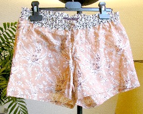 PETIT SHORT D’INTERIEUR POUR FEMME, EN TISSU DE COTON (100% COTON), AVEC UN ELASTIQUE A LA TAILLE  ET UN CORDON COULISSANT RESSERANT SE NOUANT SUR LE DEVANT, SANS OUVERTURE SUR LE DEVANT, SANS FOND INTERNE A L’ENTREJAMBE, AVEC UN OURLET A LA BASE.