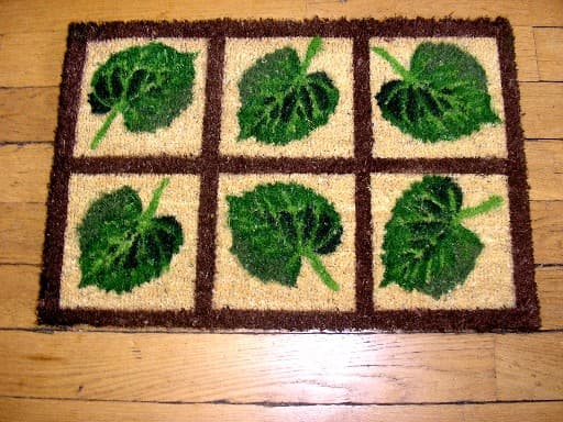 TAPIS, GENRE PAILLASSON, DE FORME RECTANGULAIRE, DIMENSION 60 CM X 40 CM, REALISE EN TOUFFES RIGIDES DE FIBRES DE COCO FIXEES THERMIQUEMENT SUR UN SUPPORT EN MATIERE PLASTIQUE, AVEC MOTIFS IMPRIMES.