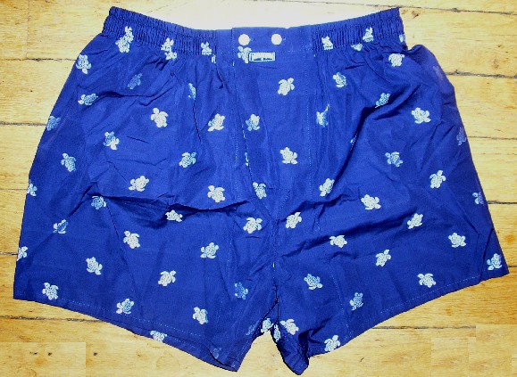 CALEÇON POUR HOMMES, CONFECTIONNÉ EN TISSU DE COTON (100% COTON) AVEC DES TORTUES BRODÉES, DESCENDANT JUSQU'AU-DESSOUS DES HANCHES ET COMPORTANT UNE LARGE BANDE ÉLASTIQUE À LA TAILLE, UNE OUVERTURE PARTIELLE SUR LE DEVANT SE FERMANT CÔTÉ GAUCHE SUR CÔTÉ DROIT PAR DEUX BOUTONS À LA TAILLE, AINSI QU'UN OURLET À L'EXTRÉMITÉ DES JAMBES.

CE CALEÇON EST CONDITIONNÉ POUR LA VENTE AU DÉTAIL ACCOMPAGNÉ D'UNE HOUSSE PROTECTRICE EN TISSU QUI FAIT L'OBJET D'UN CLASSEMENT SÉPARÉ (CF RTC N°FR-E4-2007-003335-02).