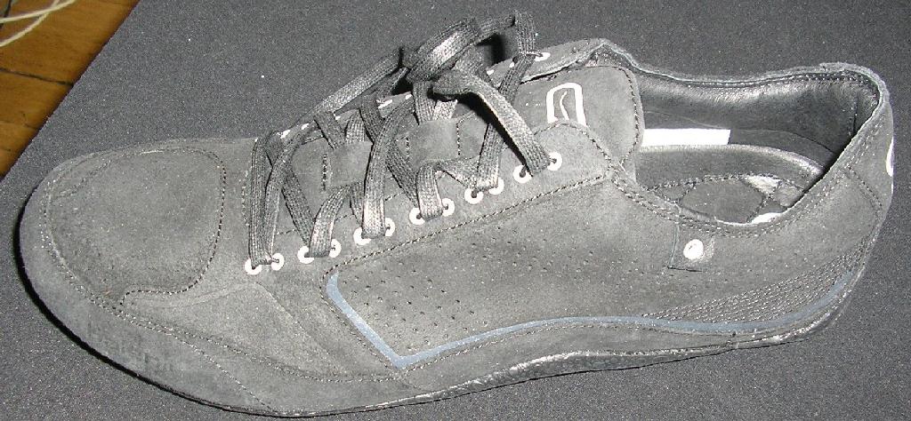 CHAUSSURE POUR ADULTES, TYPE CHAUSSURE D'ENTRAINEMENT, NON RECONNAISSABLE COMME ÉTANT POUR HOMME OU POUR FEMME, NE RECOUVRANT PAS LA CHEVILLE, AVEC UN DESSUS EN CUIR COMPORTANT UNE LANGUETTE ET DES LACETS, AVEC UNE SEMELLE INTÉRIEURE D'UNE LONGUEUR SUPÉRIEURE À 24 CM, AVEC UNE SEMELLE EXTÉRIEURE EN CAOUTCHOUC.

LA SEMELLE N'EST PAS À TECHNOLOGIE SPÉCIALE (SEUL LE TALON COMPORTE UNE SEMELLE INTERMÉDIAIRE).