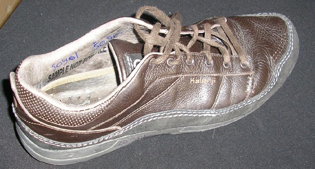 CHAUSSURE POUR ADULTES, TYPE CHAUSSURE D'ENTRAINEMENT, NON RECONNAISSABLE COMME ÉTANT POUR HOMME OU POUR FEMME, NE RECOUVRANT PAS LA CHEVILLE, AVEC UN DESSUS EN CUIR COMPORTANT UNE LANGUETTE ET DES LACETS, AVEC UNE SEMELLE INTÉRIEURE D'UNE LONGUEUR SUPÉRIEURE À 24 CM, AVEC UNE SEMELLE EXTÉRIEURE EN CAOUTCHOUC.