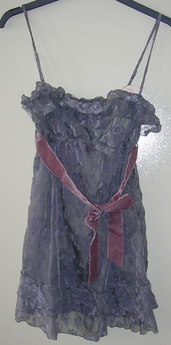 BLOUSE POUR FEMMES CONFECTIONNÉE MAJORITAIREMENT EN SOIE (60% SOIE - 40% VISCOSE), LÉGÈRE, TRANSPARENTE AVEC DES TONTISSES REPRÉSENTANT DES MOTIFS FLEURAUX, DE FORME ÉVASÉE, DESTINÉE À RECOUVRIR LA PARTIE SUPÉRIEURE DU CORPS ET DESCENDANT JUSQU'AU-DESSOUS DES HANCHES.
ELLE EST SANS MANCHES, AVEC DE FINES BRETELLES RÉGLABLES, AVEC UNE ENCOLURE CARRÉE TRÈS DÉCOLLETÉE BORDÉE DE VOLANTS SUR TOUT SON POURTOUR, AVEC UNE BANDE ÉLASTIQUÉE SOUS LA POITRINE, AVEC UNE CEINTURE ASPECT SATIN DE COULEUR CONTRASTÉE À NOUER SOUS LA POITRINE, AVEC DES VOLANTS À LA BASE.
LES VOLANTS SONT TOUS CONFECTIONNÉS DANS LE MÊME TISSU QUE LE RESTE DU VÊTEMENT.