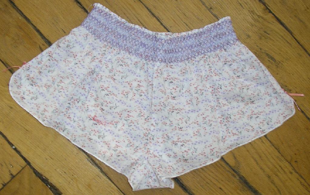 CULOTTE À TAILLE HAUTE POUR FEMMES, DU TYPE SHORTY, EN TISSU DE COTON IMPRIMÉ, AVEC UNE TAILLE SMOKÉE NE COMPORTANT AUCUNE OUVERTURE, AVEC UN PETIT NŒUD DÉCORATIF DE CHAQUE CÔTÉ À LA BASE, AVEC UNE DOUBLURE À L'ENTREJAMBE.