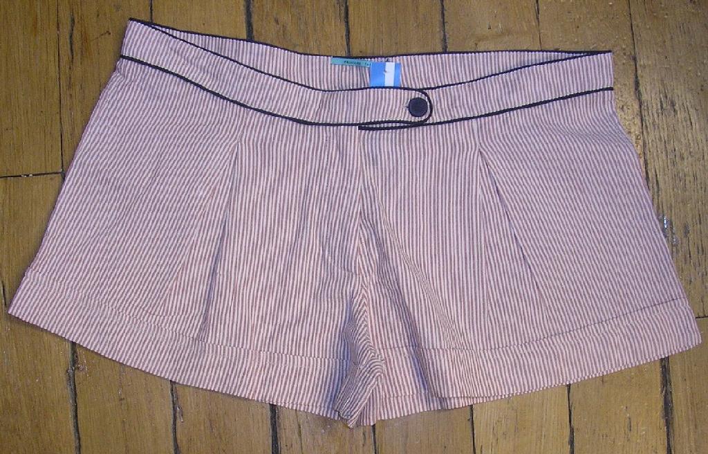 SHORT POUR FEMMES CONFECTIONNÉ EN TISSU DE COTON, À RAYURES, DESCENDANT JUSQU'AU DESSUS DES CUISSES, AVEC DES PINCES D'AISANCE, AVEC UNE OUVERTURE PARTIELLE SUR LE DEVANT SE FERMANT DROITE SUR GAUCHE AU MOYEN D'UN BOUTON ET D'UNE FERMETURE À GLISSIÈRE, AVEC UNE POCHE DANS LE DOS FERMÉE AU MOYEN D'UN BOUTON.