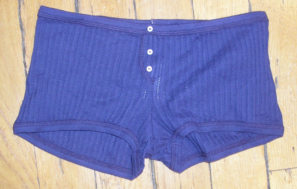 CULOTTE À TAILLE HAUTE POUR FEMMES, DU TYPE SHORTY, EN ÉTOFFE DE BONNETERIE DE COTON UNICOLORE, AVEC UNE TAILLE ÉLASTIQUÉE NE COMPORTANT AUCUNE OUVERTURE, AVEC TROIS PETITS BOUTONS DÉCORATIFS SUR LE DEVANT, AVEC UNE DOUBLURE À L'ENTREJAMBE.