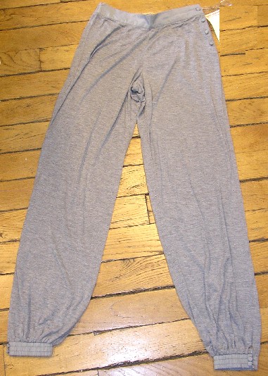 VÊTEMENT POUR FEMMES DESTINÉ À RECOUVRIR LA PARTIE INFÉRIEURE DU CORPS, DE TYPE PANTALON, CONFECTIONNÉ MAJORITAIREMENT EN ÉTOFFE DE BONNETERIE DE FIBRES ARTIFICIELLES (100% MODAL), À MAILLES FINES ET TEINTE UNIFORMÉMENT, DESCENDANT JUSQU'AUX CHEVILLES.

CE PANTALON PRÉSENTE UNE BANDE DE TISSU (D'ENVIRON 4 CM DE LARGEUR), À LA TAILLE, ÉLASTIQUÉE DANS LE DOS, UNE OUVERTURE PARTIELLE SUR LE CÔTÉ GAUCHE SE FERMANT PAR DES BOUTONS, DEUX PINCES SUR LE DEVANT ET DES FENTES LATÉRALES AU BAS DES JAMBES SE FERMANT PAR DEUX BOUTONS.

L'EXTRÉMITÉ DES JAMBES EST RESSERRÉE PAR UNE BANDE DE TISSU ÉLASTIQUÉE.