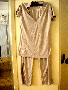 PYJAMA POUR FEMMES, EN ETOFFE DE BONNETERIE 100% VISCOSE, COMPRENANT:

-UN VETEMENT RECOUVRANT LA PARTIE SUPERIEURE DU CORPS, GENRE TEE- SHIRT, AVEC UN PETIT COL, UNE ENCOLURE EN V, DES MANCHES COURTES DONT LES EXTREMITES SONT OURLEES, LA BASE DU VETEMENT EST OURLEE, DECORATION BRODERIES A LA BASE DU VETEMENT COTE DROIT ET PLIURE EN BIAIS SUR LE DEVANT.

-UN VETEMENT RECOUVRANT LA PARTIE INFERIEURE DU CORPS, GENRE PANTALON, SANS OUVERTURE, AVEC UNE CEINTURE ELASTIQUEE, LA BASE DES JAMBES EST OURLEE.