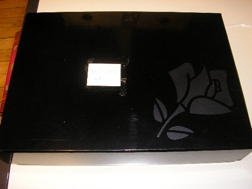 BOITE DE PRESENTATION POUR PARFUMS, EN CARTON, DONT LA FACE EXTERIEURE EST EN MATIERE TEXTILE ASPECT VELOURS, DE DIMENSION 33.5CM X 23CM X 7CM, COMPORTANT UNE OUVERTURE COMPLETE SUR LE DEVANT AVEC RABAT SUR DES BOUTONS-PRESSIONS, CETTE OUVERTURE PERMET DE RABATTRE LE COUVERCLE QUI UNE FOIS OUVERT EST MAINTENU DROIT PAR DES LIENS EN TISSU, IL PRESENTE UN MIROIR DE DIMENSION 16CM X 27CM, L'INTERIEUR DE LA BOITE EST DIVISE EN QUATRE COMPARTIMENTS, AVEC MOTIF DECORATIF SUR LE MIROIR ET LOGO PUBLICITAIRE SUR LE RABAT DE L'OUVERTURE.
CETTE BOITE A POUR EMBALLAGE UNE AUTRE BOITE EN CARTON DE DIMENSION 35,5CM X 25,5CM X 8CM, AVEC MOTIF DECORATIF SUR LE COUVERCLE.