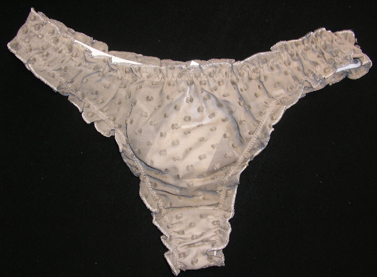 CULOTTE POUR FEMMES, TYPE STRING, EN TISSU MAJORITAIREMENT DE COTON (67% COTON – 33% SOIE ), AVEC UNE TAILLE ÉLASTIQUÉE NE COMPORTANT AUCUNE OUVERTURE, AVEC UN NŒUD DÉCORATIF SUR LE DEVANT, AVEC UNE BANDE ÉLASTIQUÉE SUR LE POURTOUR DU BAS, AVEC UNE DOUBLURE À L'ENTREJAMBE, AVEC DES MOTIFS ASPECT TONTISSE.