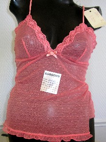 SOUS-VETEMENT RECOUVRANT LA PARTIE SUPERIEURE DU CORPS, DE TYPE CARACO, EN TULLE DE POLYESTER (80 %) ET D'ELASTHANE (20 %), DESCENDANT SOUS LA TAILLE, PRESENTANT DES BRETELLES FINES REGLABLES, UNE ENCOLURE EN V AVEC UN PETIT NŒUD A LA POINTE DU DECOLLETE ET UNE FINITION DENTELLE SUR LE POURTOUR DE L'ENCOLURE, DES PINCE-POITRINE, UNE COUTURE ELASTIQUE DANS LE DOS, ET UN PETIT VOLANT SUR LE POURTOUR DE LA BASE.