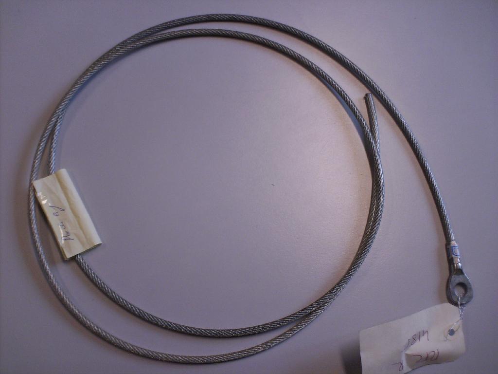 CABLE CONSTITUE DE SIX TORONS DE SECTION CIRCULAIRE ENROULES HELICOIDALEMENT AUTOUR D'UNE AME.
L'AME ET LES TORONS SONT EUX-MEME CONSTITUES DE 18 FILS EN ACIER ZINGUE DE SECTION CIRCULAIRE ENROULES HELICOIDALEMENT EN DEUX COUCHES AUTOUR D'UNE AME EN ACIER ZINGUE.
LE CABLE DONT LA PLUS GRANDE DIMENSION DE LA COUPE TRANSVERSALE EXCEDE 3 mm EST REVETU DE MATIERE PLASTIQUE ET COMPORTE UNE PARTIE TERMINALE EN FORME D'ANNEAU.
PROVENANCE: CHINE