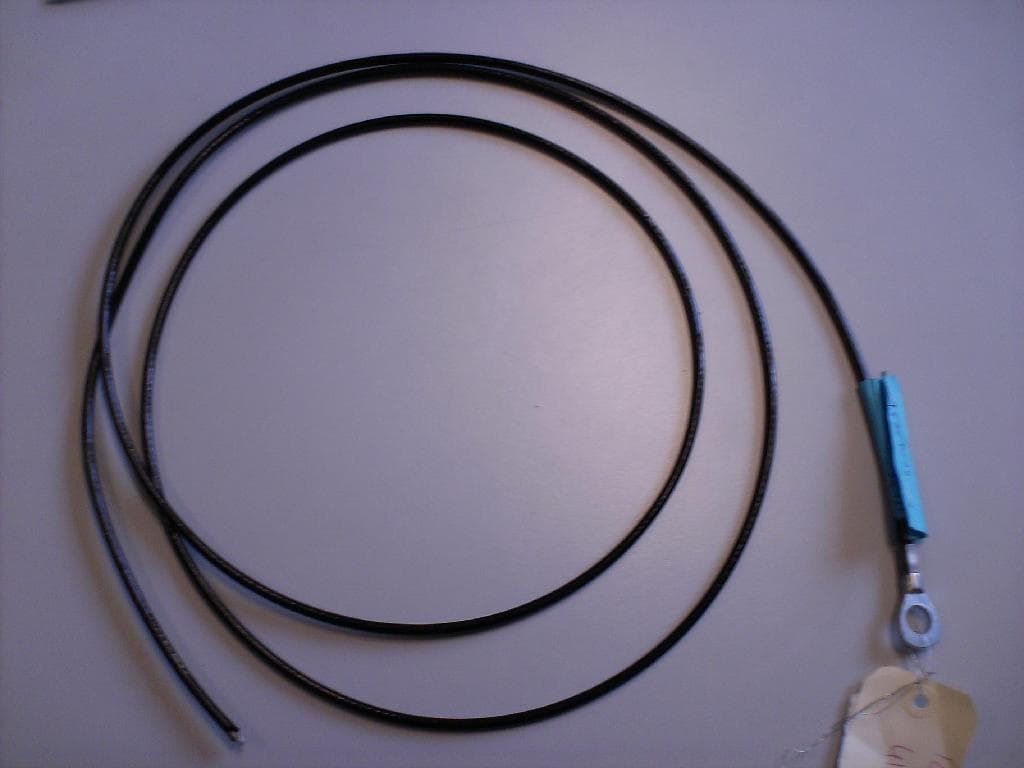 CABLE CONSTITUE DE SIX TORONS DE SECTION CIRCULAIRE ENROULES HELICOIDALEMENT AUTOUR D'UNE AME.
L'AME ET LES TORONS SONT EUX-MEMES CONSTITUES DE 18 FILS EN ACIER ZINGUE DE SECTION CIRCULAIRE ENROULES HELICOIDALEMENT EN DEUX COUCHES AUTOUR D'UNE AME EN ACIER ZINGUE.
LE CABLE DONT LA PLUS GRANDE DIMENSION DE LA COUPE TRANSVERSALE EXCEDE 3 mm EST REVETU DE MATIERE PLASTIQUE ET COMPORTE UNE PARTIE TERMINALE EN FORME D'ANNEAU.
PROVENANCE: CHINE