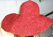 CHAPEAU SOUS LA FORME D’UNE CAPELINE CONFECTIONNE EN TISSU DE COTON (100% COTON) FABRIQUE PAR L’ASSEMBLAGE DE BANDES DOTEES DE SURPIQURES, POURVU SUR SON POURTOUR D’UN BIAIS DE FINITION MUNI D’UNE TIGE DE FER MALEABLE PERMETTANT DE DONNER AU CHAPEAU UNE FORME DIFFERENTE.