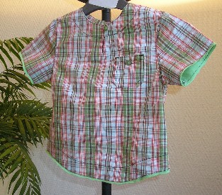 LOT COMPOSE DE DEUX VETEMENTS ET D’UN ACCESSOIRE DU VETEMENT POUR BEBE COMPRENANT UNE BLOUSE, UN PANTALON ET UN CHAPEAU FAISANT L’OBJET D’UN CLASSEMENT SEPARE :

- BLOUSE POUR BEBE EN TISSU DE COTON (100% COTON), AVEC UNE ENCOLURE ARRONDIE, AVEC UNE OUVERTURE PARTIELLE SUR LE DEVANT SE FERMANT A L’AIDE D’UN BOUTON, AVEC DES MANCHES COURTES, AVEC UNE OUVERTURE COMPLETE DANS LE DOS SE FERMANT A L’AIDE DE BOUTONS-PRESSION, AVEC UNE PETITE POCHE SUR LE COTE GAUCHE SE FERMANT A L’AIDE D’UN BOUTON, AVEC UN OURLET A LA BASE.

TAILLE : 12 MOIS

LA PANTALON : FR-E4-2007-004689-01
LE CHAPEAU : FR-E4-2007-004689-02
