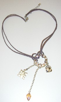 LOT COMPOSE DE TROIS ARTICLES COMPRENANT UN SAC A MAIN – UNE CEINTURE ET UN PENDENTIF FAISANT L’OBJET D’UN CLASSEMENT SEPARE.

- ARTICLE DE BIJOUTERIE FANTAISIE CONSISTANT EN UN COLLIER CONFECTIONNE A PARTIR D’UNE DOUBLE FICELLE DE COTON DOTE D’UN FERMOIR EN METAL COMPORTANT UNE CHAINETTE AYANT A LA BASE UNE PETITE PERLE EN METAL ET UN PENDENTIF EN MÉTAL COMMUN SOUS LA FORME D’UN ANNEAU DOTE DE PERLES EN VERRE SUR LA PARTIE EXTERIEURE. SUR CETTE ANNEAU SONT ACCROCHES TROIS BRELOQUES SOUS LA FORME D’UN PETIT PORTE-MONNAIE, UNE CHAINE AVEC UNE PERLE EN VERRE ET UNE FLEUR.

LONGUEUR DE LA CHAINE: 40 CM ENVIRON
DIAMETRE DU PENDENTIF : 3 CM ENVIRON


LA SAC A MAIN : FR-E4-2007-004743
LA CEINTURE : FR-E4-2007-004743-01