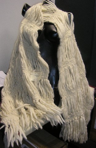 ETOLE EN TISSU DE LAINE (100% PUR LAINE NATUREL), TISSE A LA MAIN, TEINTE UNIFORMEMENT, DE FORME RECTANGULAIRE, POURVUE AUX EXTREMITES DANS LE SENS DE LA LARGEUR DE FRANGES NOUEES.

CET ARTICLE ARTISANAL EST DECLARE PAR L’OPERATEUR : FAIT MAIN. IL EST CONDITIONNE POUR LA VENTE AU DETAIL.

DIMENSIONS : 1.85 M X 65 CM ENVIRON