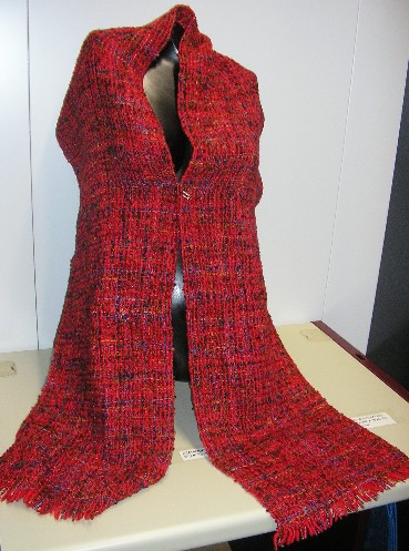 ECHARPE EN TISSU DE LAINE (100% LAINE DE MOUTON), TISSE A LA MAIN, DE FORME RECTANGULAIRE, POURVUES AUX EXTREMITES DANS LE SENS DE LA LARGEUR DE PETITES FRANGES.

CET ARTICLE ARTISANAL EST DECLARE PAR L’OPERATEUR : FAIT MAIN. IL EST CONDITIONNE POUR LA VENTE AU DETAIL.

DIMENSIONS : 1.90 M X 28 CM ENVIRON
