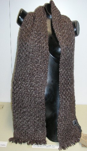 ECHARPE EN TISSU DE LAINE (80% LAINE DE MOUTON – 10% VISCOSE – 10% LIN), TISSE A LA MAIN, TEINTE UNIFORMEMENT, DE FORME RECTANGULAIRE, POURVUES AUX EXTREMITES DANS LE SENS DE LA LARGEUR DE PETITES FRANGES.

CET ARTICLE ARTISANAL EST DECLARE PAR L’OPERATEUR : FAIT MAIN. IL EST CONDITIONNE POUR LA VENTE AU DETAIL.

DIMENSIONS : 1.60 M X 17 CM ENVIRON