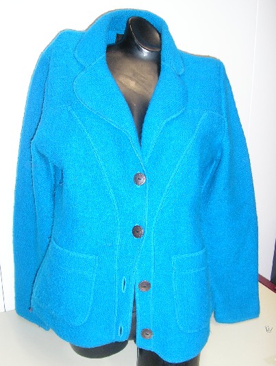 VESTE POUR FEMMES, CONFECTIONNÉE EN ÉTOFFE DE BONNETERIE 100% LAINE NATUREL DE MOUTON, TEINTEE UNIFORMÉMENT, CONSTITUÉE DE DEUX PANNEAUX FRONTAUX ET DE TROIS PANNEAUX DORSEAUX COUSUS ENSEMBLE DANS LE SENS DE LA LONGUEUR, NON DOUBLÉE ET DESCENDANT JUSQU'AUX HANCHES.

CETTE VESTE PRÉSENTE UN COL TAILLEUR, UNE OUVERTURE COMPLÈTE SUR LE DEVANT SE FERMANT CÔTÉ DROIT SUR CÔTÉ GAUCHE PAR DES BOUTONS, DES MANCHES LONGUES DOTEES D’UN SURFILAGE DE FINITION AUX EXTREMITES, UNE POCHE PLAQUEE COUSUE DE CHAQUE CÔTÉ, AVEC UN SURFILAGE DE FINITION SUR LE POURTOUR DU VETEMENT.

LONGUEUR : 60 CM
CET ARTICLE EST CONDITIONNE POUR LA VENTE AU DETAIL.