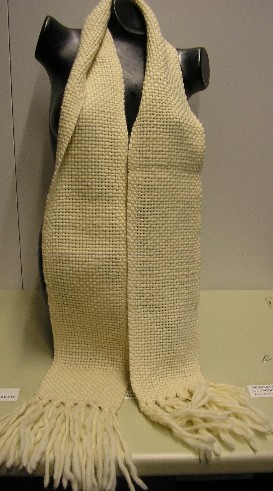 ECHARPE EN TISSU DE LAINE (100% LAINE DE MOUTON), TISSE A LA MAIN, TEINTEE UNIFORMEMENT, DE FORME RECTANGULAIRE, POURVUES AUX EXTREMITES DANS LE SENS DE LA LARGEUR DE FRANGES TORSADEES NOUEES A LA BASE.

CET ARTICLE ARTISANAL EST DECLARE PAR L’OPERATEUR : FAIT MAIN. IL EST CONDITIONNE POUR LA VENTE AU DETAIL.

DIMENSIONS : 1.70 M X 14 CM ENVIRON