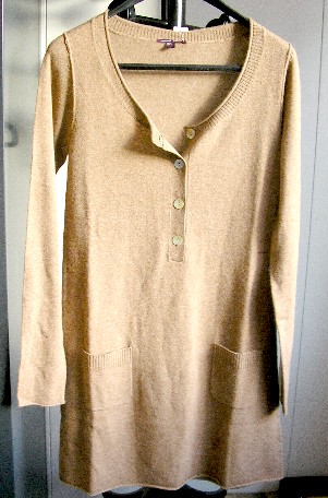 ROBE CONFECTIONNEE EN ETOFFE DE BONNETERIE DE LAINE ( (29% LAINE – 8% CACHEMIRE – 8% ANGORA) – (35% VISCOSE 20% POLYAMIDE) ), DESTINEE A COUVRIR LA PARTIE SUPERIEURE DU CORPS, DESCENDANT JUSQU'AUX GENOUX, AVEC UNE ENCOLURE ARRONDIE TRES DEGAGEE DOTEE SUR SON POURTOUR D’UNE BANDE RAJOUTEE EN BORD-CÔTES, AVEC UNE OUVERTURE PARTIELLE SUR LE DEVANT SE FERMANT DROITE SUR GAUCHE A L’AIDE DE BOUTONS, AVEC DES MANCHES LONGUES DOTEES D’UN BORD ROULOTTE A LEURS EXTREMITES, AVEC UNE POCHE PLAQUEE DE CHAQUE COTE , AVEC UN BORD ROULOTTE A LA BASE.

LONGUEUR : 92CM
POIDS : 240 GR
TAILLE : T 2