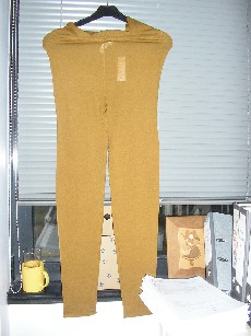 VETEMENT DESTINE A RECOUVRIR LA PARTIE INFERIEURE DU CORPS, GENRE CALECON POUR FEMMES, EN ETOFFE DE BONNETERIE 100% LAINE, SANS OUVERTURE, COMPORTANT UNE TAILLE MONTANTE, LA BASE DES JAMBES ET LE HAUT DE LA TAILLE SE TERMINENT PAR UN BORD ROULOTTE.