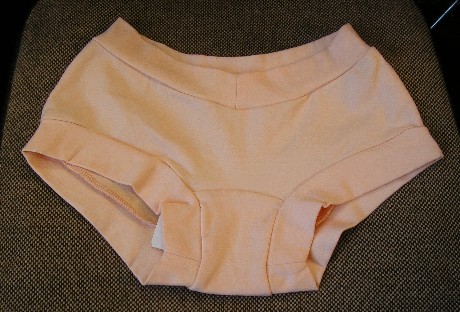 CULOTTE POUR FEMME, , GENRE SHORTY, EN ETOFFE DE BONNETERIE DE COTON (95% COTON – 5% LYCRA), AVEC UNE LARGE BANDE RAJOUTEE A LA TAILLE, ET AUX ENTRE-JAMBES FORMANT OURLET, AVEC UN FOND DOUBLE A L’INTERIEUR, AVEC UN LOGO PUBLICITAIRE DANS LE DOS.