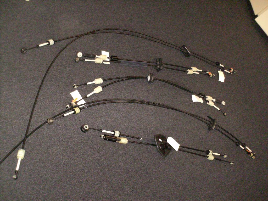PARTIE DE VEHICULE DE TOURISME SE PRESENTANT SOUS LA FORME DE 2 CABLES GAINES MUNIS DE LEURS PARTIES TERMINALES.
L'ARTICLE PERMET DE PASSER LES VITESSES, IL EST DESTINE A L'INDUSTRIE DU MONTAGE.