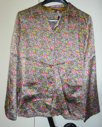 VETEMENT, POUR FEMME, GENRE BLOUSE, DE FACTURE AMPLE ET FLUIDE, ELABOREE, EN TISSU DE SOIE (100% SOIE), DESTINE A COUVRIR LA PARTIE SUPERIEURE DU CORPS, DESCENDANT SUR LES HANCHES, DE FORME DROITE, AVEC UN COL TAILLEUR, AVEC UNE OUVERTURE COMPLETE SUR LE DEVANT SE FERMANT DROITE SUR GAUCHE A L’AIDE DE BOUTONS, AVEC DES MANCHES LONGUES POURVUES A LEURS EXTREMITES D’UN OURLET, AVEC UNE POCHE PLAQUEE DE CHAQUE COTE A LA BASE DU VETEMENT, AVEC UN OURLET A LA BASE.

TAILLE : 40