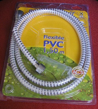 FLEXIBLE DE DOUCHE CONFECTIONNE DE DEUX COUCHES : UNE COUCHE EN MATIERE PLASTIQUE (PVC) BLANCHE RENFORCE SUR LE DESSUS D’UNE DEUXIEME COUCHE DE MATIERE PLASTIQUE TRANSPARENTE ET D’UN LISERE EN MATIERE PLASTIQUE ARGENT, AVEC UN SYSTEME ANTI-PINCEMENT, D’UNE LONGUEUR DE 1.50 M. IL EST DOTE A CHAQUE EXTREMITE D’UN EMBOUT EN METAL. LA PRESSION MAXIMUM SUPPORTEE PAR CE FLEXIBLE EST INFERIEURE A 25 MPa.

CE FLEXIBLE DE DOUCHE EST EMBALLE DANS UN SACHET EN MATIERE PLASTIQUE RIGIDE.