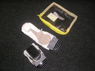CHAUSSURE D'INTERIEUR POUR FEMME, BICOLORE, NE COUVRANT PAS LA CHEVILLE, A DESSUS EN MATIERE PLASTIQUE DOUBLE DE CUIR, DONT LA SEMELLE EXTERIEURE EST CONSTITUEE DE TROIS PIECES EN CAOUTCHOUC COLLEE SUR UNE SEMELLE INTERMEDIAIRE SOUPLE EN PEAU, POSSEDANT UN ELASTIQUE SUR LE POURTOUR DU TALON ET UN NOEUD DECORATIF SUR LE DESSUS A L'AVANT.   
CETTE CHAUSSURE D'INTERIEUR EST PRESENTEE DANS UNE POCHETTE TRANSPARENTE EN MATIERE PLASTIQUE SOUPLE MUNIE D'UNE FERMETURE A GLISSIERE.