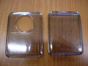 BOITE EN MATIERE PLASTIQUE RIGIDE TRANSLUCIDE (POLYCARBONATE) COMPORTANT DEUX FACES QUI S'EMBOITENT. UNE DES FACES COMPORTE UN TROU ARRONDI DE 2,7 CM ENVIRON DE DIAMETRE, L'AUTRE FACE COMPORTE UNE PIECE MOBILE A UNE EXTREMITE. 
DIMENSIONS  7 X 5 X 1 CM ENVIRON.  

CETTE BOITE EST DESTINEE A CONTENIR UN BALADEUR.