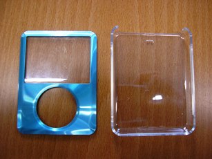 BOITE EN MATIERE PLASTIQUE RIGIDE TRANSLUCIDE (POLYCARBONATE) COMPORTANT DEUX FACES QUI S'EMBOITENT. UNE DES FACES EST RECOUVERTE EN PARTIE D'ALUMINIUM ET COMPORTE UN TROU ARRONDI DE 2,7 CM ENVIRON DE DIAMETRE, L'AUTRE FACE COMPORTE UNE FENTE A UNE EXTREMITE.
DIMENSIONS  7 X 5 X 1 CM ENVIRON.  

CETTE BOITE EST DESTINEE A CONTENIR UN BALADEUR.